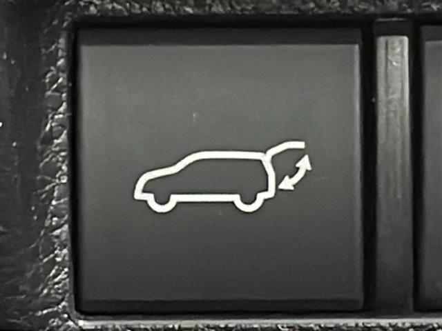 【パワーバックドア】荷物を抱えた状態でもリアゲートの開閉が可能です！お買い物時やアウトドアの際に役立ちますね。