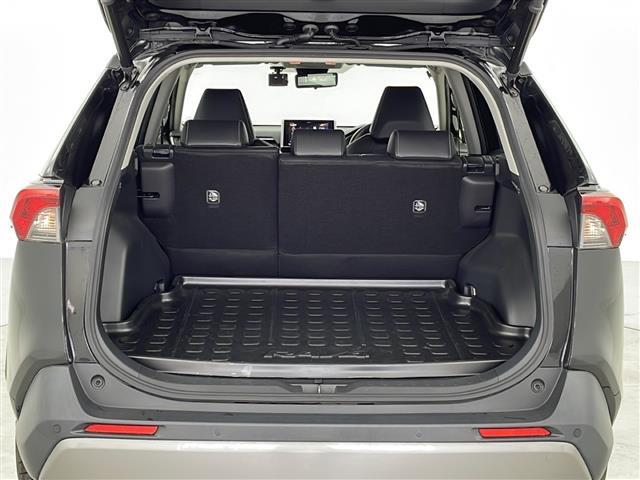 【トランク】積み込みやすくて、たっぷり積める荷室です。シートアレンジできるものは、乗車人数と荷物の量や大きさによってシートを動かすことができるので、より快適なドライブが可能です！
