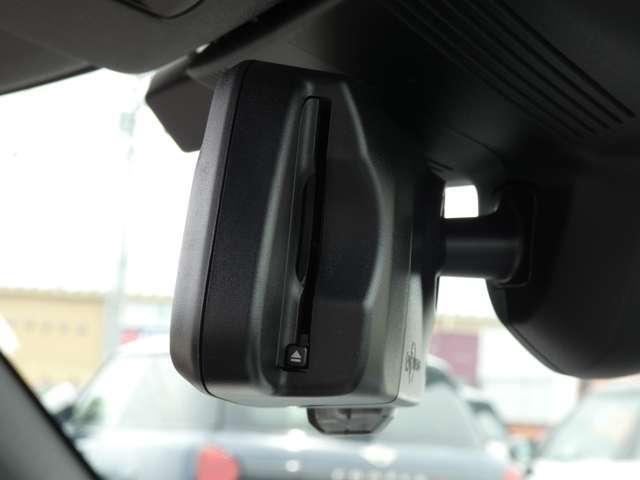 ETC一体型の自動防眩機能付きバックミラー！後続車のヘッドライトの眩しさを自動で軽減してくれます！