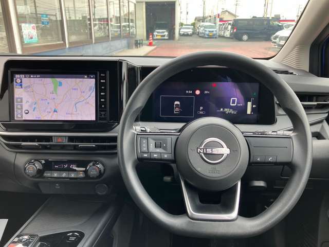 使いやすく安全な操作性と良好な視界を実現した運転席！