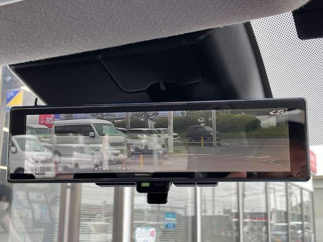 スマートルームミラーが付いております。後席に人が乗車した時や沢山の荷物を積んだ時もバックミラーの視界が遮られる事無く見えるので便利です♪