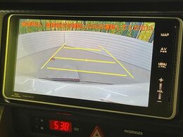 【バックカメラ】駐車時に後方がリアルタイム映像で確認できます。大型商業施設や立体駐車場での駐車時や、夜間のバック時に大活躍！運転スキルに関わらず、今や必須となった装備のひとつです！