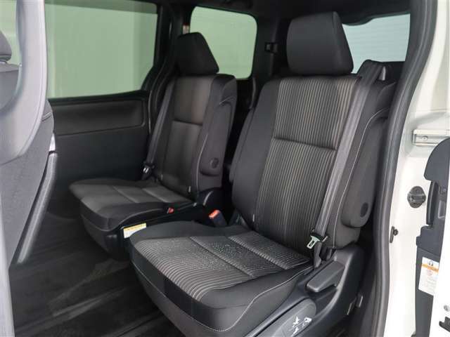 ゆとりある広々とした車内空間は、ドライブを始め買い物やレジャーなど、幅広く活躍します。一人でもみんなとでもお出かけを楽しみましょう！
