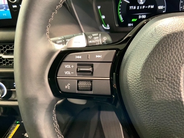 ステアリングにオーディオ操作スイッチが付いています。オーディオ画面に直接タッチしなくても操作が出来ますので、運転に集中できます。