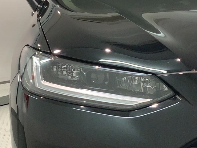LEDヘッドライトは、点灯の瞬間から最大光量を発揮し、突然暗くなるトンネルなどでの安定感を高めます。