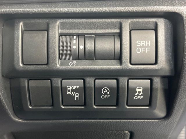 【アイサイトVer2】前方の車両等を検知し、衝突しそうな時は警報で注意を促し、ブレーキを踏む力をサポート。ブレーキを踏めなかった場合は衝突被害軽減ブレーキが作動、衝突回避をサポートします。