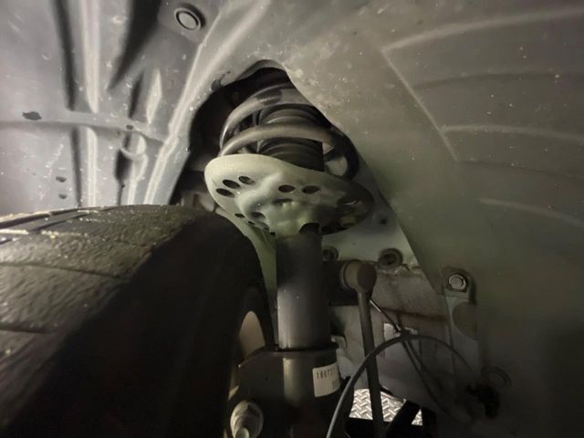 お車を安心してお乗りいただく為には、足回りの定期点検が欠かせません。サービスサポート（有償保証）では無料点検もご提供しており、安心のカーライフをお過ごしいただけるサポート体制が整っています。