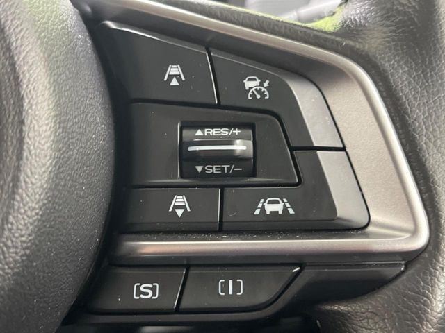 【全車速追従機能付クルーズコントロール】高速道路での長距離走行が楽に！！自動で速度を保つクルーズコントロールが、衝突軽減システムと連携し、前方の車両を感知して車間を保つように速度調節してくれます！！