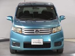 ボンネットの豊かな張りとメッキを施した大型のフロントグリルが、存在感を表現。グリルの両端から、ボディサイドへ回り込むように配置したシャープでワイドなヘッドライトと合わせ、精悍かつ端正な表情です。