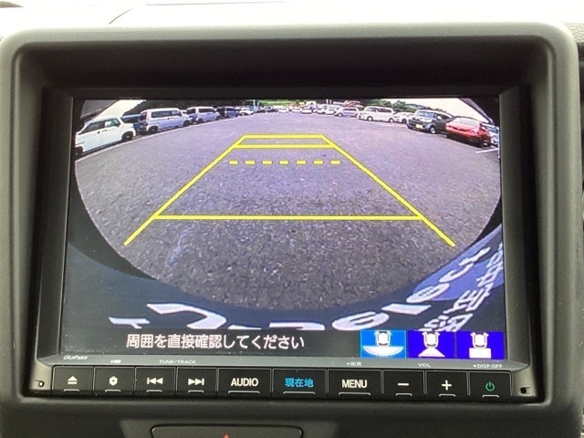 ガイド線表示機能付きのバックカメラで、バックでの車庫入れも安心です。