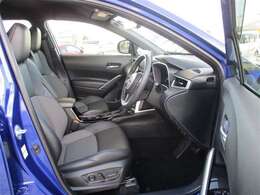 引き締まった印象の黒内装です。