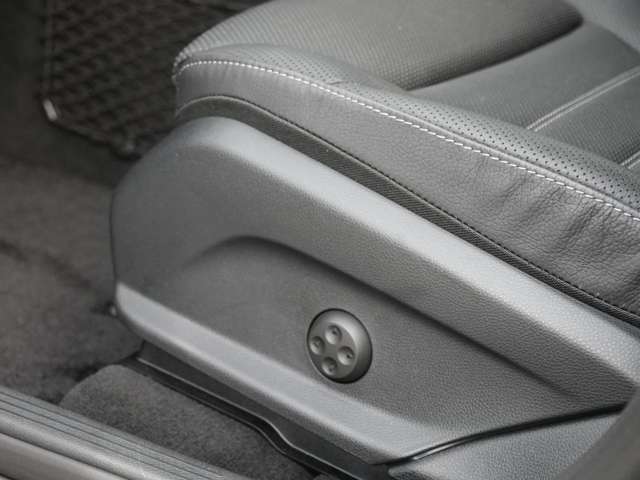 LIBERALAでは多種多様の車種をご用意させていただいております。お客様がご納得いくまで、そのお車の持つ特性を五感すべてで感じ取っていただける場をご提供します。