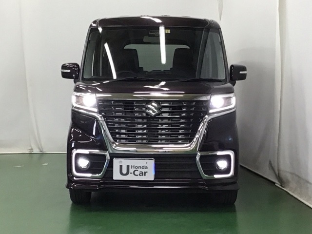 ディスチャージヘッドライト【HID】を装備していますのでとても明るく、夜間の走行や雨の日も安全・安心です。オートライトコントロール付きで周囲の明るさに応じて自動で点灯・消灯します