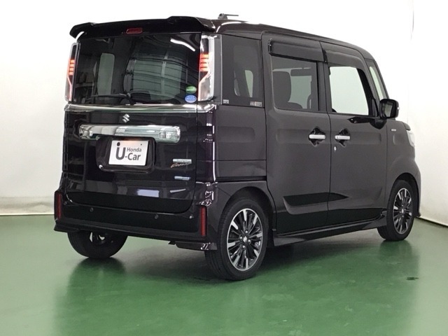 プライバシーガラスが装備されています。外を見るときには気にならずに、後方車両からは車内が見えにくくなってます
