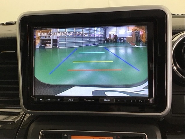 ガイドライン付きバックモニターで車庫入れも安心。知らない道でも安心して楽しくお出かけができます