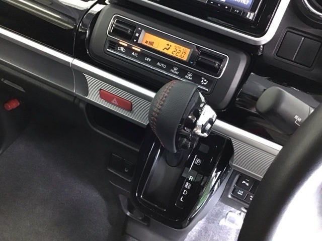 発進時から滑らかに加速する無段階変速のCVTはストップ/ゴーの多い街の中も快適です
