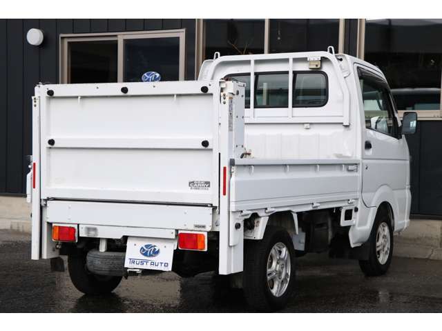 扱いやすいエンジンをはじめ、広い荷台や頑丈な車体、使いやすさで、市場で確固たる地位を築いてきた軽トラック。