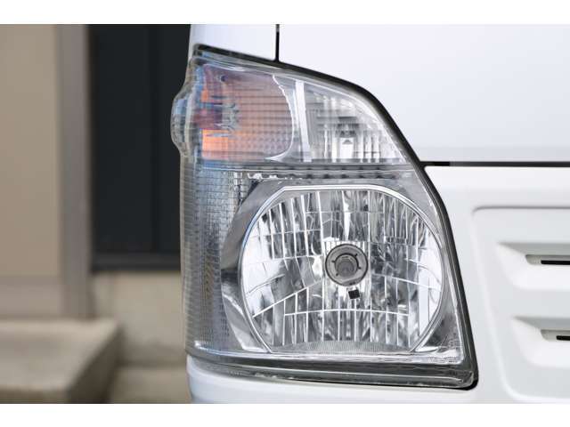 ヘッドライトの状態です。くもりや黄ばみ等もなくとても綺麗な状態です。