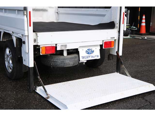 ご覧頂き有難う御座います。当店は、お客様とお車を結ぶ架け橋であり、”TRUST～信頼～”を第一としてサポート致します。