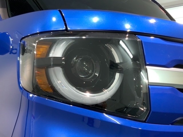LEDヘッドライトは、点灯の瞬間から最大光量を発揮し、突然暗くなるトンネルなどでの安定感を高めます。