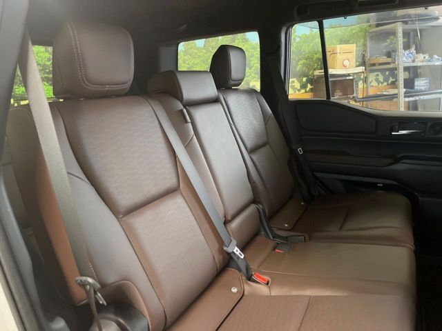 後部座席も気になるようなキズ・汚れやへたり等、大きなダメージはなく、良好な状態です。