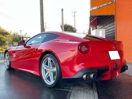 ボディーカラーはフェラーリ人気の高いフェラーリレッドカラー、ロッソコルサです！