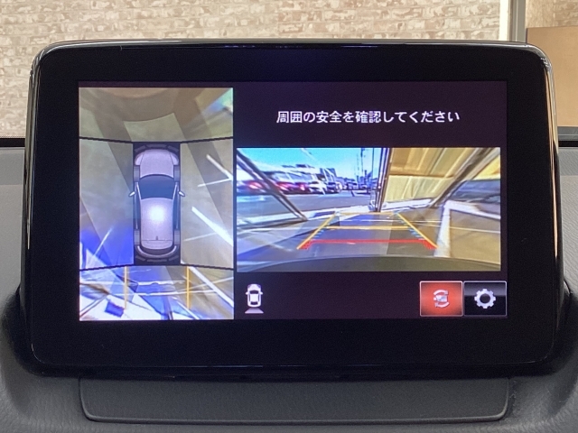 狭い場所での駐車やすれ違いなどでより的確な運転操作に役立つ360°ビューモニターが装備されています。