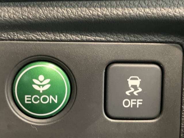 ご存知ECONスイッチを装備！エアコンとパワー出力を抑えてよりエコなドライブを可能にする魔法のスイッチです！