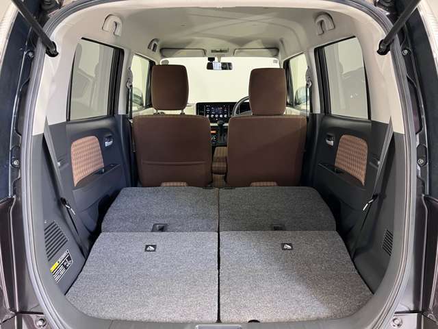 【多彩なシートアレンジ】背もたれを倒すとより多くの荷物を乗せることができます。