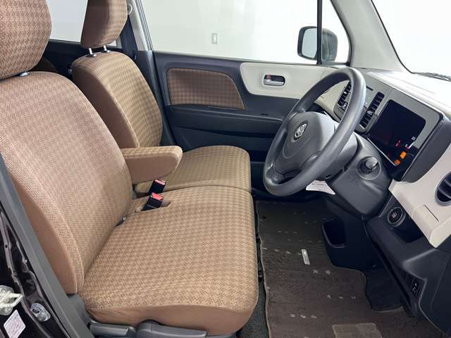 【運転席シート】ゆったりと広々した空間です。ストレスなく運転ができますよ！