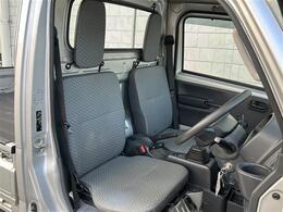 【内装の除菌消臭】車内の細菌やカビを除去しニオイの元となる菌の抑制をします。様々な物質に直接反応して酸化、分解します。人気オプションの一つです。