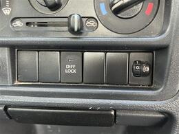 【パートタイム4WD】状況に応じて2WDと4WDを操作で切りトランスファー替えすることが可能です。