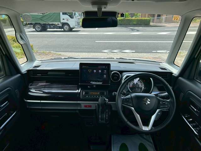 ≪運転席からの景色≫　コンパクトでありながら広さも感じられます。