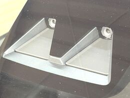 【スマートアシスト】走行中に前方の車両等を認識し、衝突しそうな時は警報とブレーキで衝突回避と被害軽減をアシスト。より安全にドライブをお楽しみいただけます。