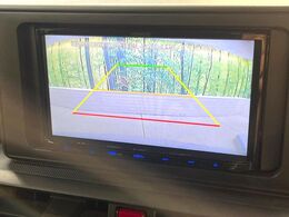 【バックカメラ】駐車時に後方がリアルタイム映像で確認できます。大型商業施設や立体駐車場での駐車時や、夜間のバック時に大活躍！運転スキルに関わらず、今や必須となった装備のひとつです！