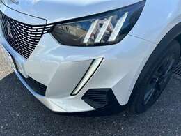 3本のかぎ爪と1本の牙を模したフルLEDヘッドライトです。