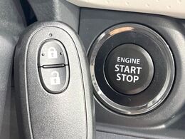 【インテリジェントキー】カバンやポケットに入れたままでもドアの施錠・解錠が可能なスマートキーを装備。エンジンのオン・オフ時もカギを取り出す必要が無いからとっても便利です♪