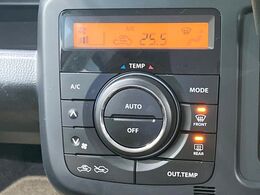 【オートエアコン】一度お好みの温度に設定すれば、車内の温度を検知し風量や温度を自動で調整。暑い…寒い…と何度もスイッチ操作をする必要はありません。快適な車内空間には必須の機能ですね♪