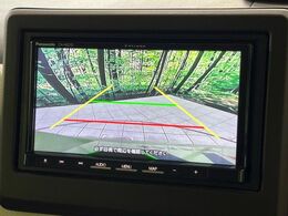 【バックカメラ】駐車時に後方がリアルタイム映像で確認できます。大型商業施設や立体駐車場での駐車時や、夜間のバック時に大活躍！運転スキルに関わらず、今や必須となった装備のひとつです！