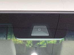 【ホンダセンシング】走行中に前方の車両等を認識し、衝突しそうな時は警報とブレーキで衝突回避と被害軽減をアシスト。より安全にドライブをお楽しみいただけます。