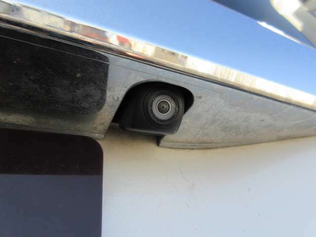 車庫入れ時や後退時に便利な「バックカメラ」が装備されているのでお得です。