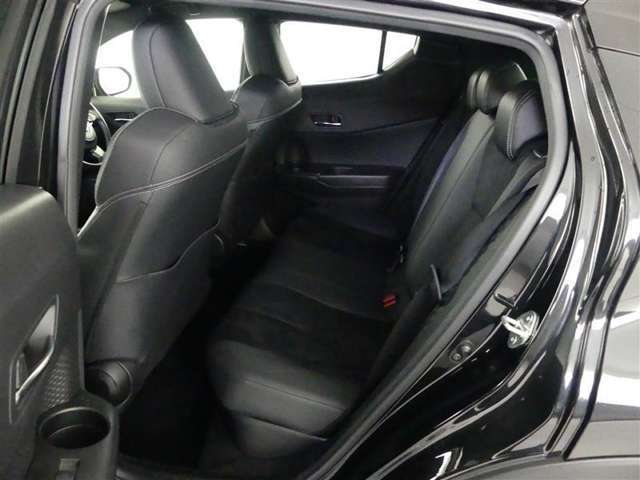 ゆとりある広々とした車内空間は、ドライブを始め買い物やレジャーなど、幅広く活躍します。一人でもみんなとでもお出かけを楽しみましょう！
