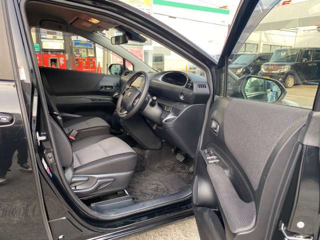 運転席・助手席足元広々