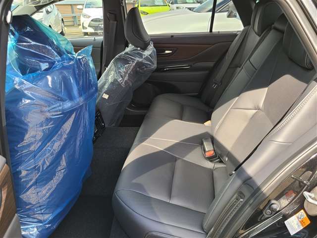 広々とした後部座席です♪気になるキズや汚れなどなく良好な状態です。