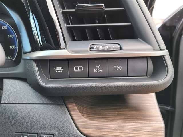 オートマチックハイビームや広報サンシェードのボタンです