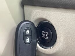 【キーレススタートシステム】カバンやポケットに入れたままでもドアの施錠・解錠が可能なスマートキーを装備。エンジンのオン・オフ時もカギを取り出す必要が無いからとっても便利です♪
