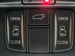 【両側パワースライドドア】スマートキーや運転席のスイッチで後席両側スライドドアの開閉が可能♪電動だから力を入れてドアを開ける必要が無く、小さなお子様でも簡単に開け閉めでき快適です♪