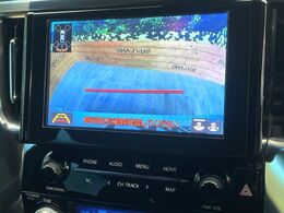 【バックカメラ】駐車時に後方がリアルタイム映像で確認できます。大型商業施設や立体駐車場での駐車時や、夜間のバック時に大活躍！運転スキルに関わらず、今や必須となった装備のひとつです！