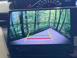 【バックカメラ】駐車時に後方がリアルタイム映像で確認できます。大型商業施設や立体駐車場での駐車時や、夜間のバック時に大活躍！運転スキルに関わらず、今や必須となった装備のひとつです！