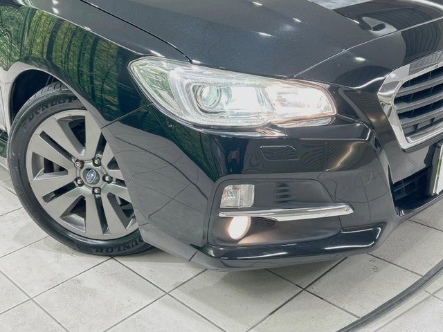 【LEDヘッドライト】悪天候や夜間走行時も良好な視界を確保し安心して運転できる高輝度LEDヘッドライトを装備！点灯速度が早く、消費電力も抑えられています。